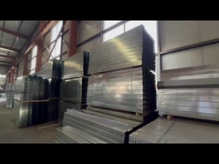 Trà thép bằng thép bằng bạc được gắn trên tường